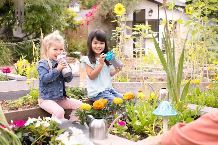 Chicco 144808 Palack puha kiöntővel 350 ml 2 l lánynak