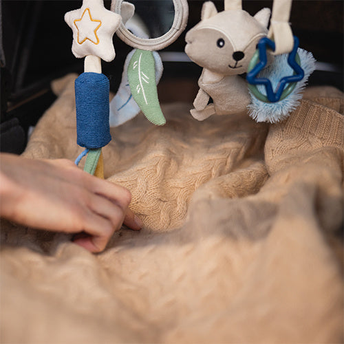 Babyono 1579 Babakocsi és autósülés medál mosómedve